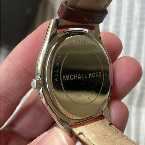 Michael Kors MK2259 slim runway watch - Picture 6 of 9